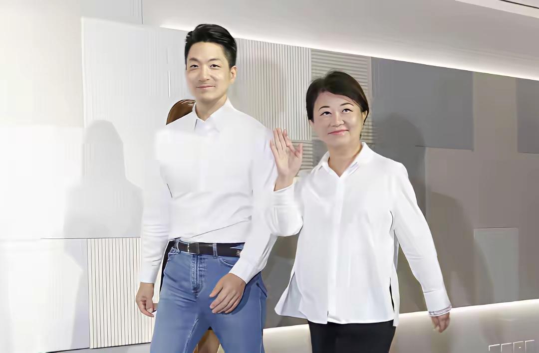 一个不敢承认自己是中国人的数典忘祖的蒋家后代，一个是不敢承认自己是中国人的抗美援