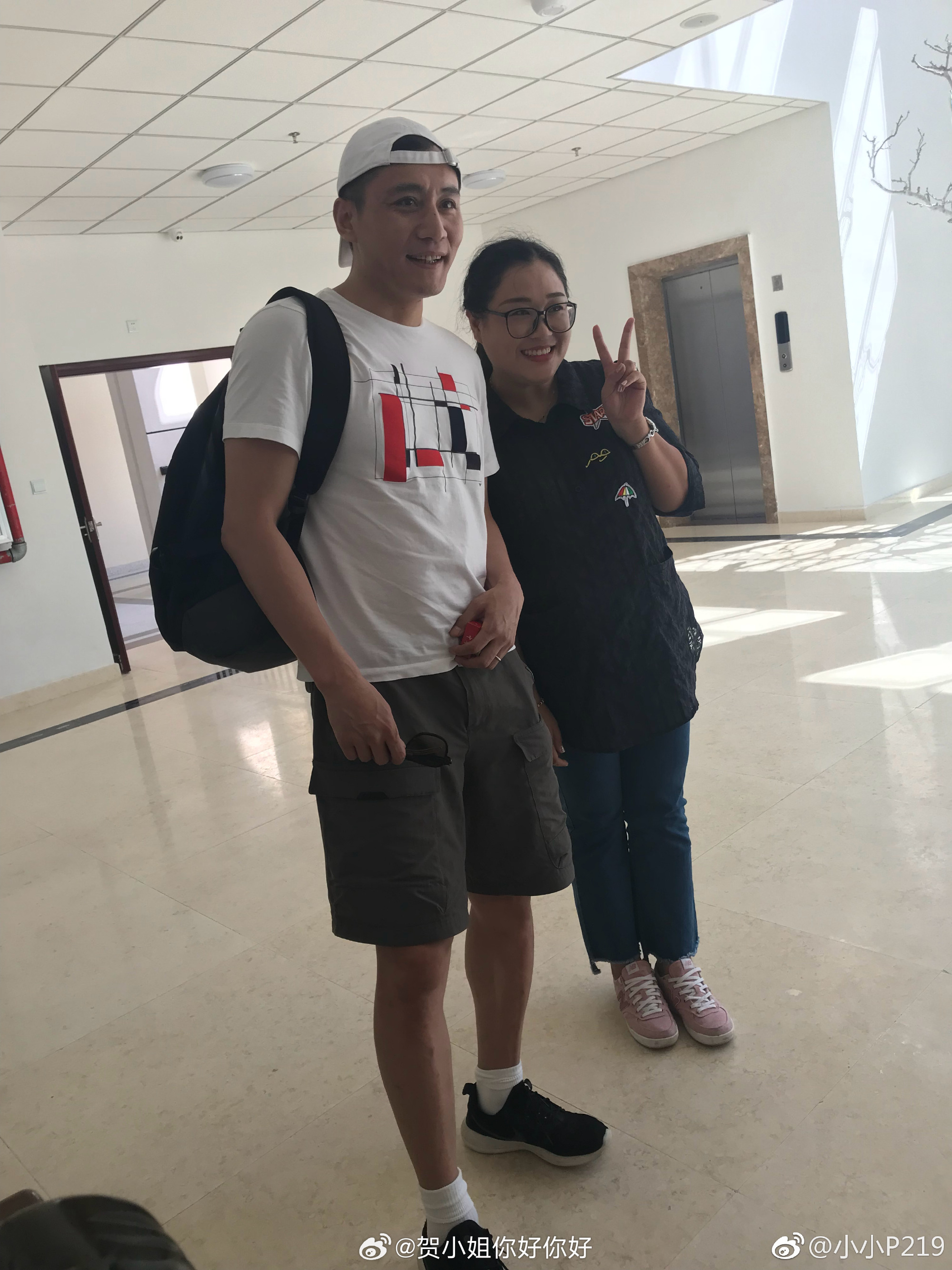 这身私服还挺好看 手里拿着华子