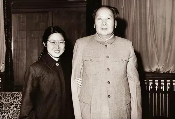 1981年，毛主席去世五年后，李敏接到中央办的一个电话，让她去谈一下“遗产”问题