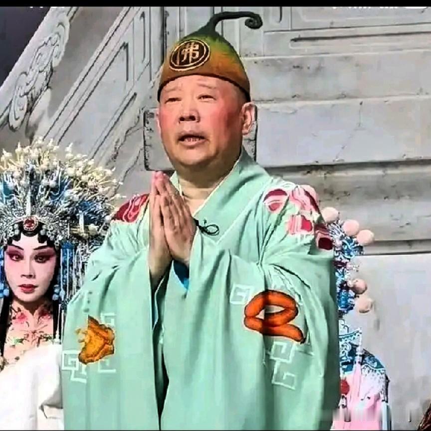郭德纲一向是舆论场中的“弄潮儿”，过去总能巧妙化解各种危机。但这次武汉演出篡改红