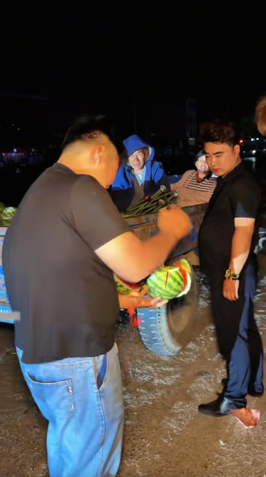 一名黑衣男子，深夜时分路过路边的瓜车时，抱起一个西瓜就砸碎了，可接下来的一幕，却