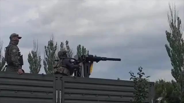 俄罗斯士兵在用米-24四管机枪射击时，巨大的后坐力和扭矩差点酿成乌龙。有些人惊叹