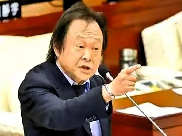 极具讽刺一幕！年轻人凯道绝食诉求无人理睬，当局冷眼旁观，王世坚主动上前劝导
 