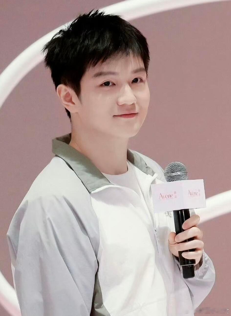 哦呦呦～东哥好可爱好可爱🥰 