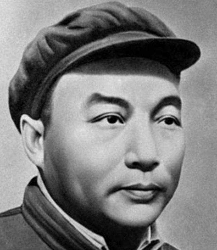 1948年的初冬，登记处的文书捏着钢笔的手猛地停了。

眼前这个穿着国民党军装的