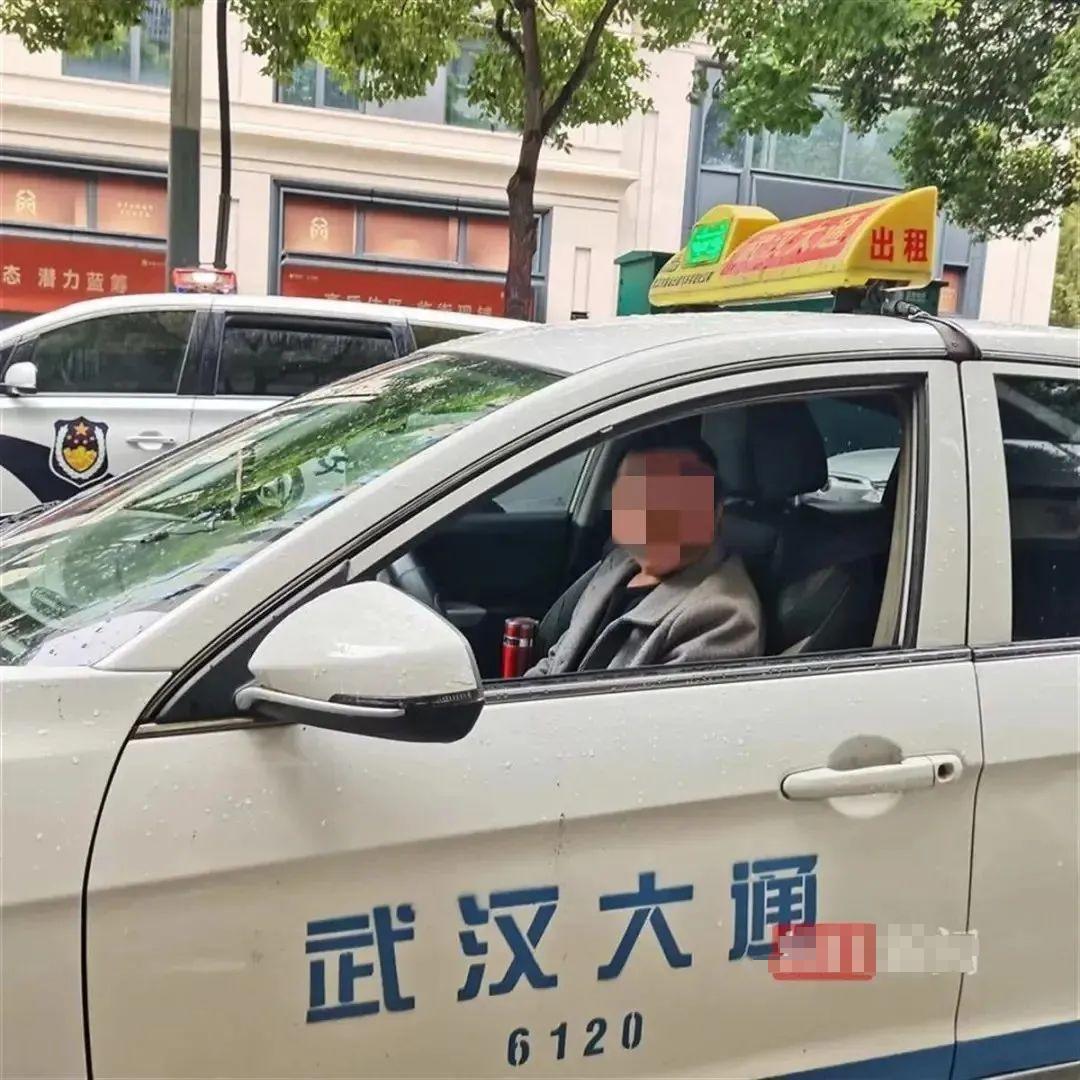 11月，武汉尹师傅接到一个去山东的“大单”，乘客上车就他转了4000元，谁曾想，