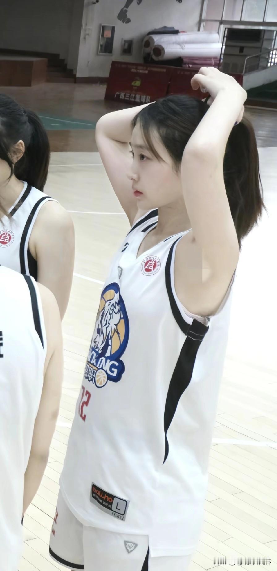 球场挥洒汗水，青春不负韶华。