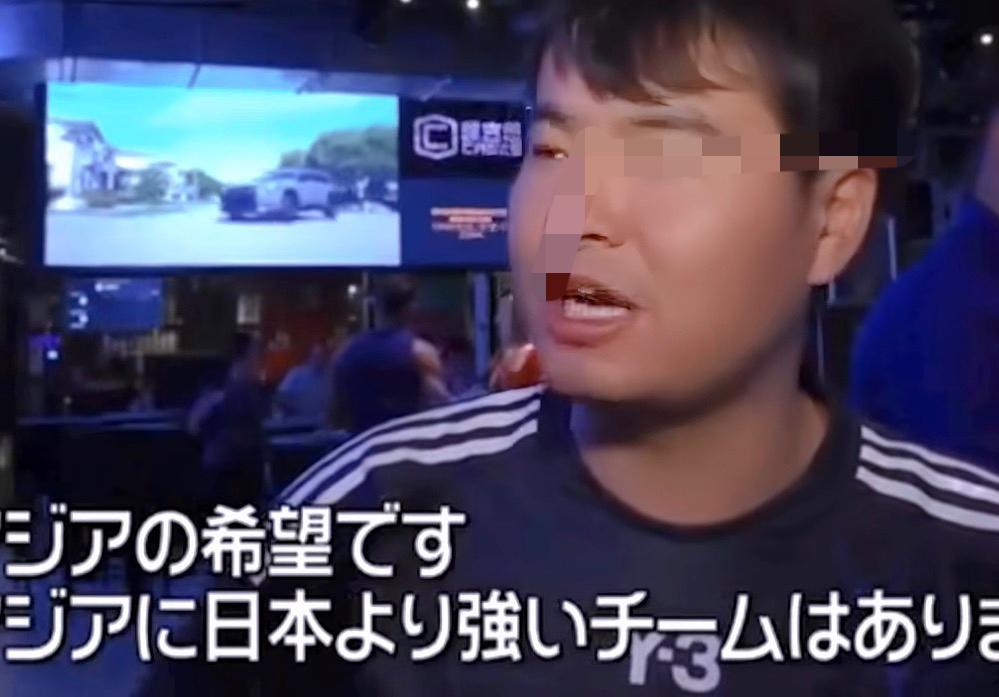 能不能把这些丢人现眼的东西都打包带走啊！世界杯上海一球迷穿日本球衣在酒吧里给日本