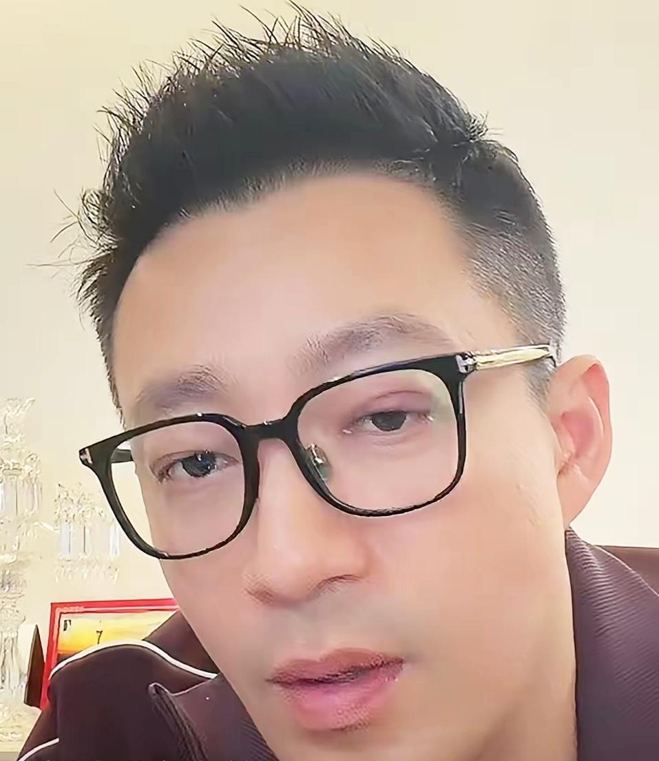 小菲曾经靠离婚创业、直播带货逆风翻盘，麻六记酸辣粉一度卖爆，网友边吃瓜边买单，妥