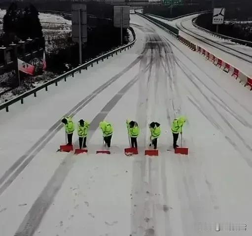 形式主义几时休？怪不得网上骂声一片，你这是铲雪吗？就算拍照留痕，你也应该认真点呀