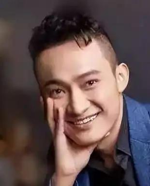 很多人一直想不通一个问题。
孙宇晨手里握着巨额财富，按理说早已实现财富自由，这辈