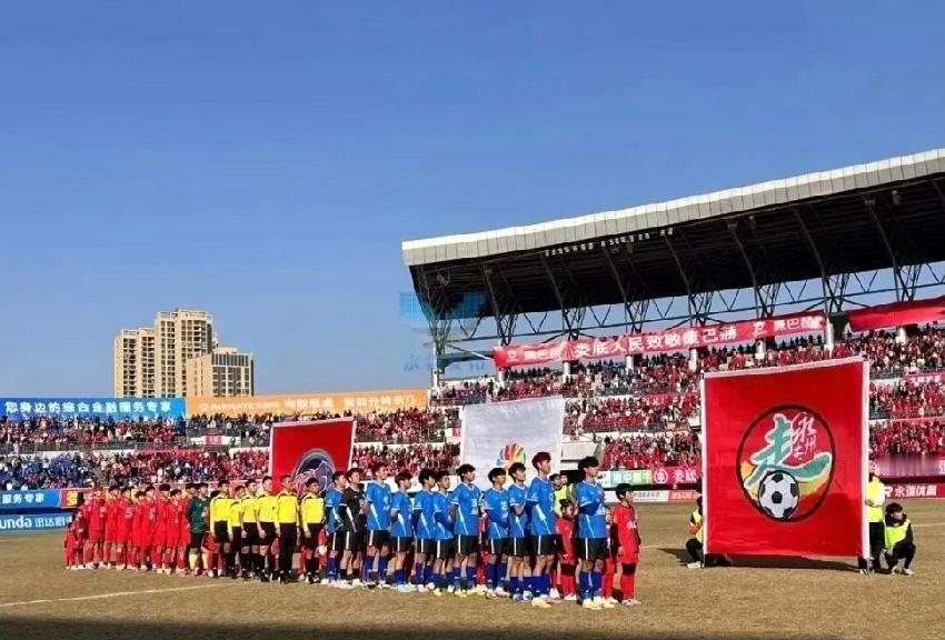 省级足球赛，连续两次把对手的白旗印成红色。
这已经不是失误，是某种执念。
第一次