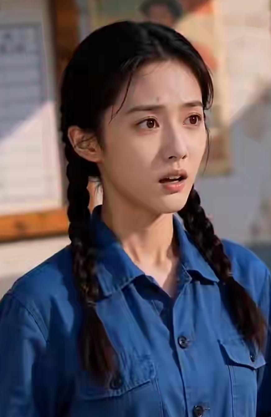 青春洋溢的校园时光，蓝色牛仔外套，少女心事共享美人靓照 青春洋溢的校园时光，蓝色