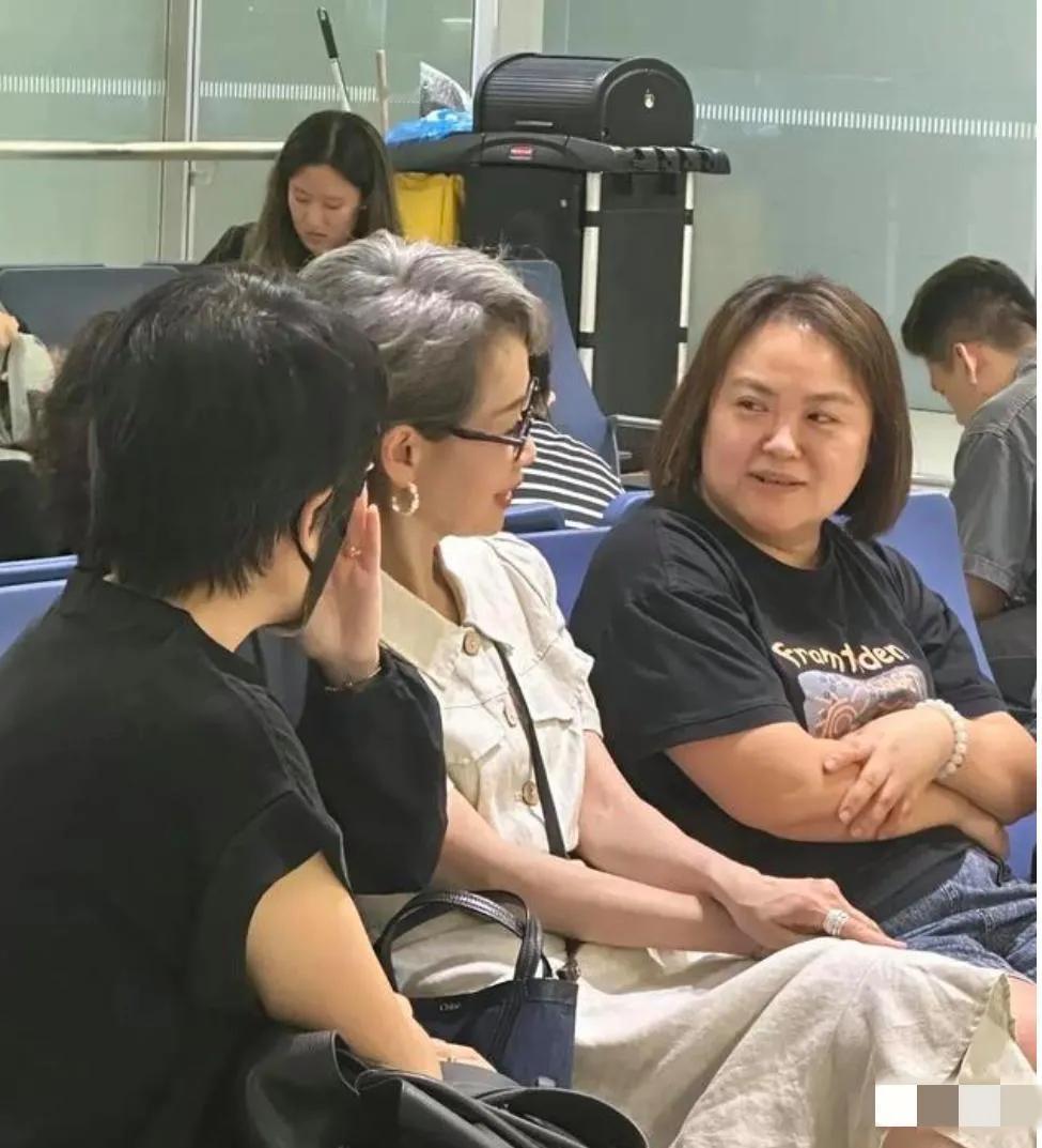 叶童上海机场被偶遇，买头等舱却坐普通区宠粉，与粉丝热聊毫无架子，怪不得能吸粉无数