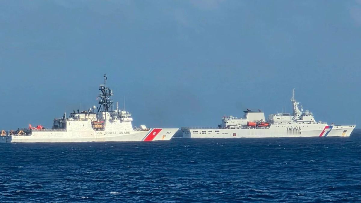 美国在台协会近日主动在社交平台发布美方海巡舰与台湾地区海巡舰艇并行航行的照片，还