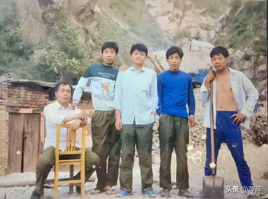 三十多年前，于东来光着膀子扛着铁锹在工地，眼神倔强。谁能想到，这个底层打拼的年轻