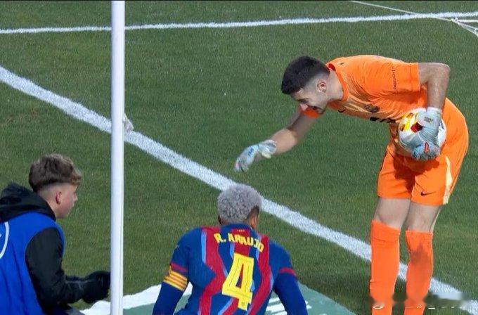 图：在罗纳德·阿劳霍成功回追协助卓安·加西亚没收阿尔瓦塞特塞入禁区的球后，卓安·