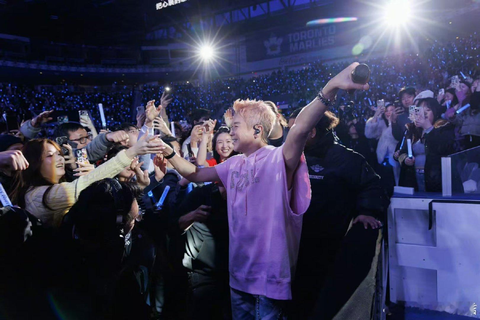 建议开心麻花考虑一下陶喆 演唱会talking太有梗，和歌迷互动像说相声，开心麻