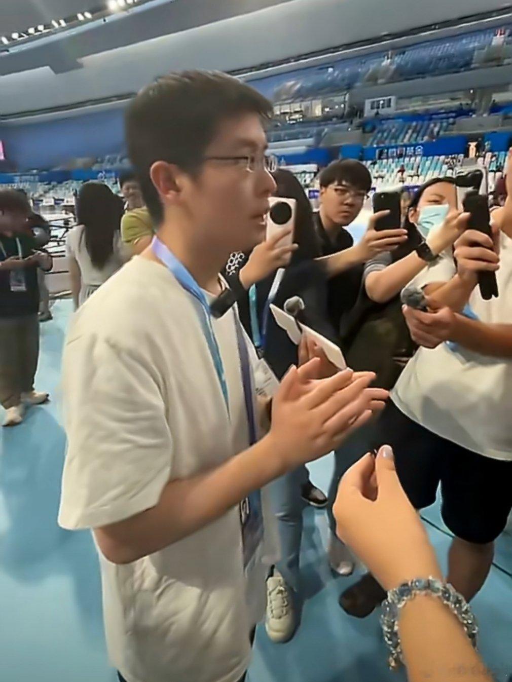 王兴兴现身机器人运动会原来1500m田径比赛的机器人就是春晚登天的机器人，我说怎