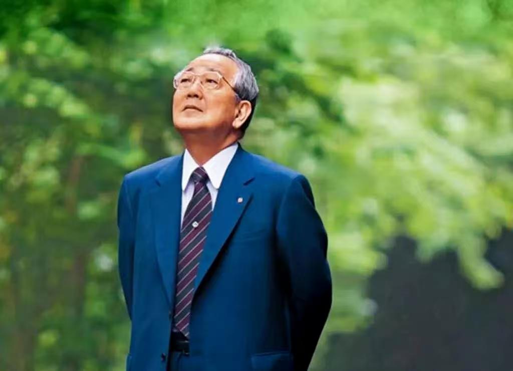 “稻盛和夫！你给我站起来！”

讲台上，班主任辛岛政雄老师攥着一张皱巴巴的试卷，