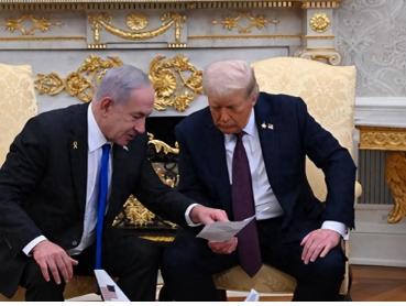 美国人民怒了，他们走在街头上抗议特朗普满嘴谎话，嘴上说和平，但是手上却进行战争。