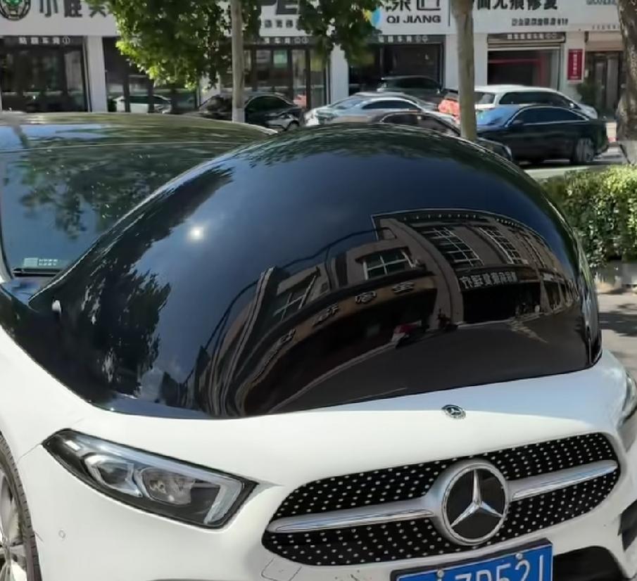 这是什么操作，在汽车车头放这么大一个包，这是干什么的，为了个性吗？感觉这个大包，
