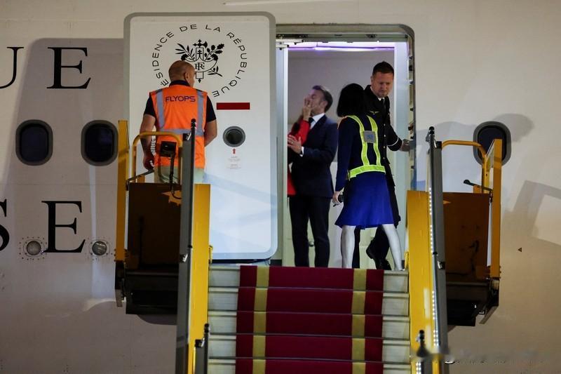 马克龙12月访华成果值得期待。从法国现状看，内政外交都有求于中国。政治上，法国议