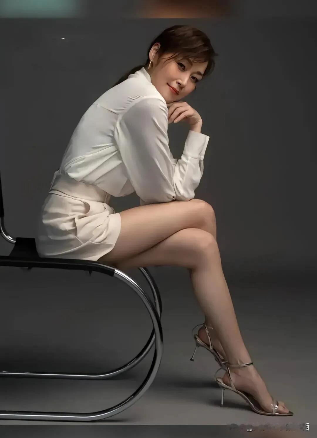 90年代看她在《我和春天有个约会》时的颜值很一般，但只到看到这张照片，惊为天人，