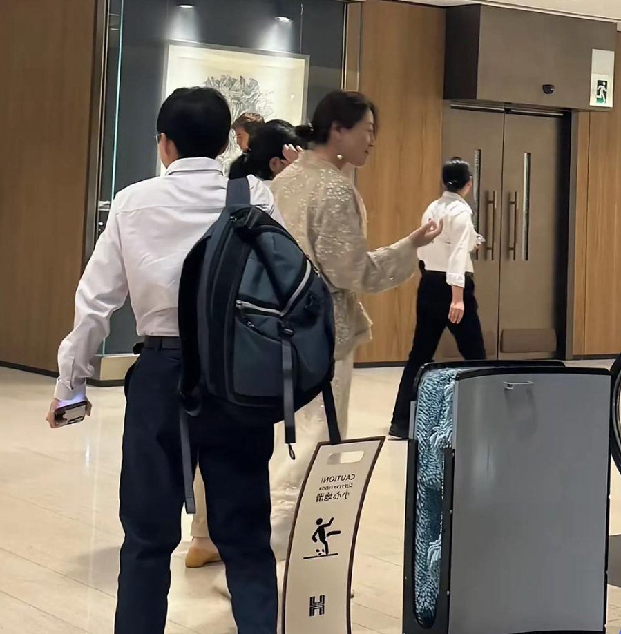 宗馥莉在香港旅游，看着挺洒脱的，似乎一切对她都没有影响！ ​​​