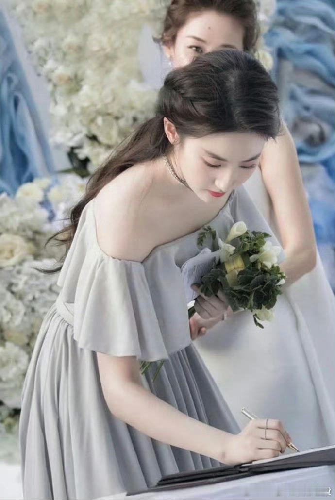 #当伴娘的刘亦菲# 哦莫莫～另一个视角的刘亦菲[哇]她好像一朵清新淡雅的花静悄悄