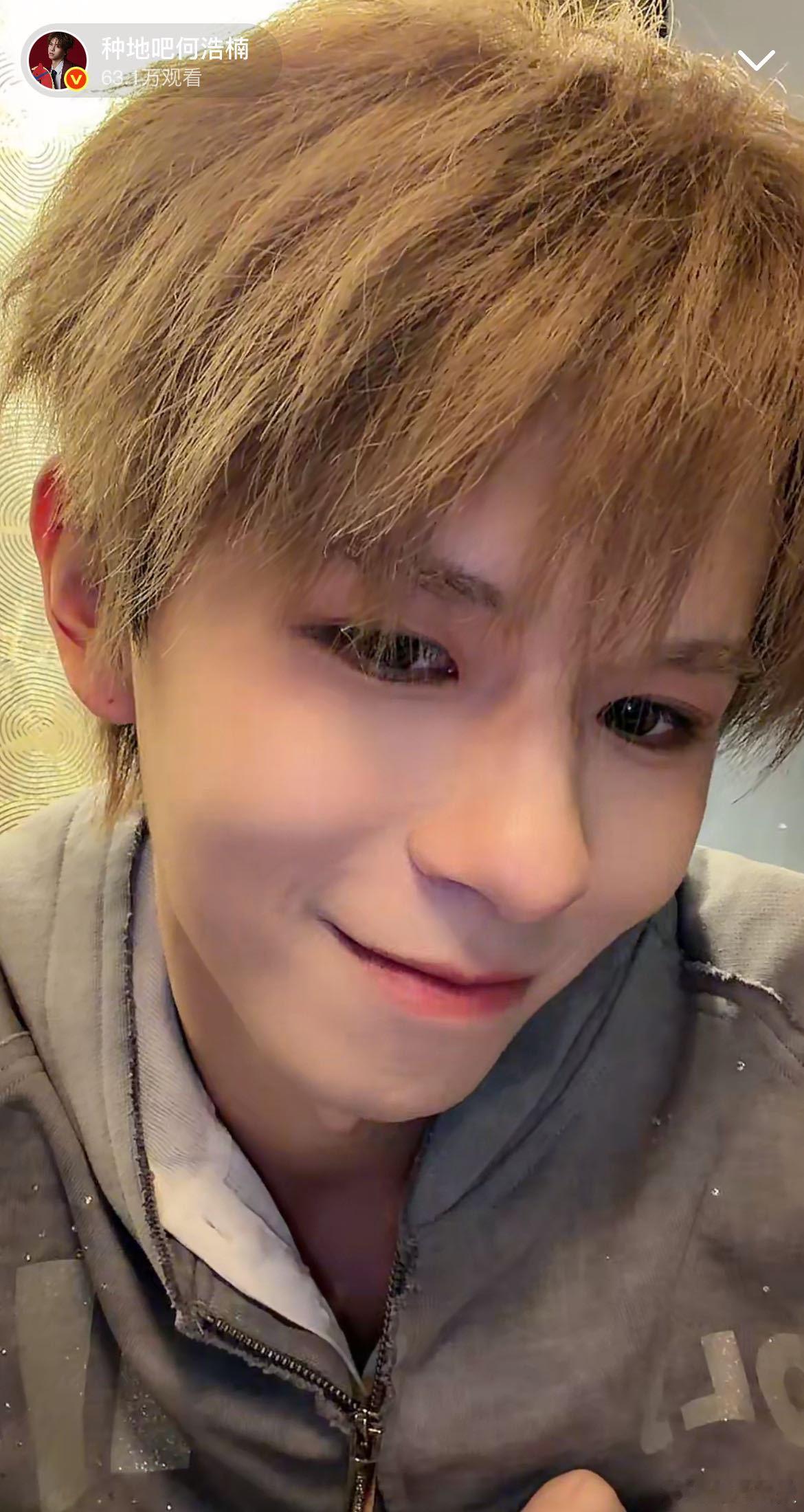 何浩楠跨国直播 相机里的视频、吃到的美食、即将发布的帅照，这场直播信息量超足 