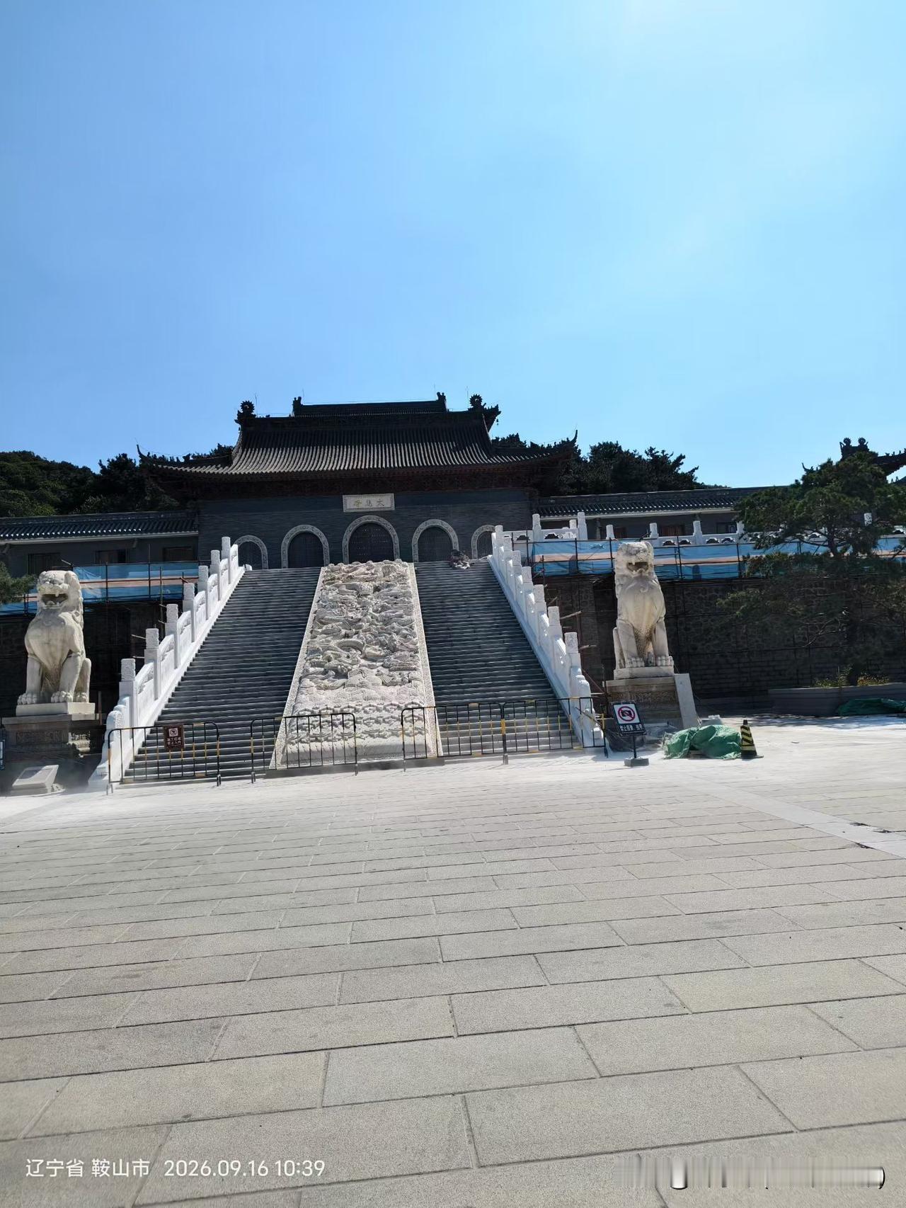 环境优美，空气清新，天蓝蓝，秋风拂面，可以说是秋高气爽，
非常的庄重，肃静！是一