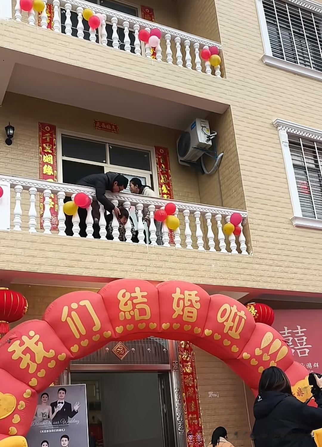 小孩哥抢A位了，这才是焦点！小孩哥说：“你们结婚都随礼，我没啥好随的，我随个头吧