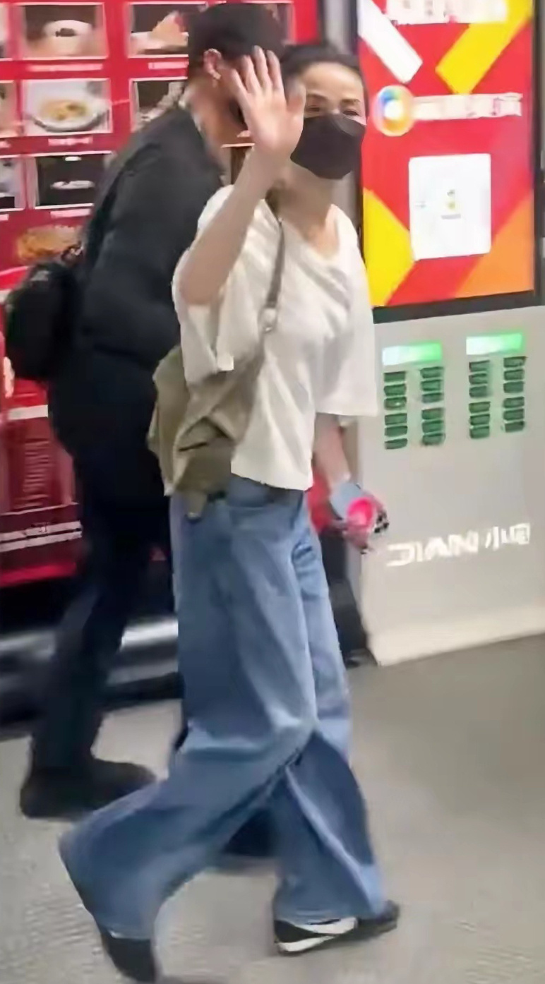 王菲又去听谢霆锋的演唱会了。身穿简单的白色上衣配牛仔裤，还解锁了一只珑骧新包包。