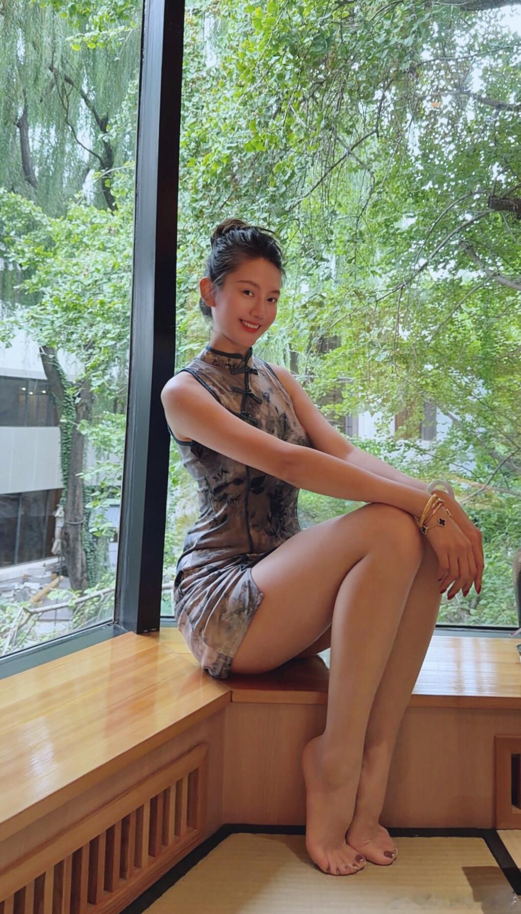 旗袍与丝袜搭配是谁发明的呀？真是太好看了吧 ​​​