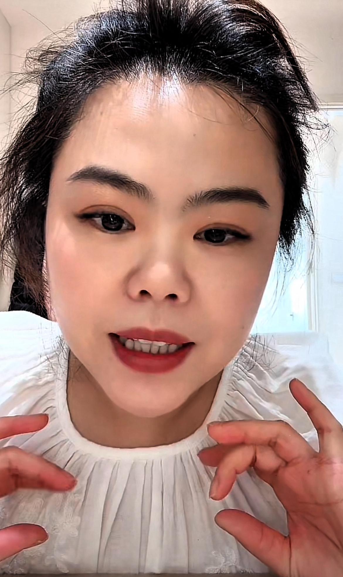 我在奥莱试衣间拍大腿，因为这价格根本不可能。
那条MK连衣裙我专柜摸过，秋冬新款