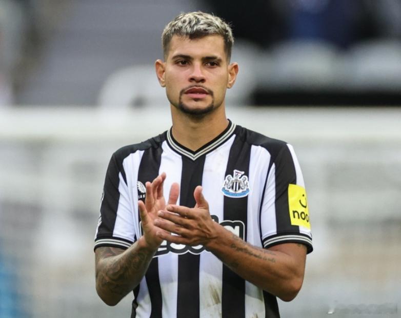 巴媒globo报道，纽卡斯尔中场球员吉马良斯将于当地时间周一抵达巴西，接受左大腿