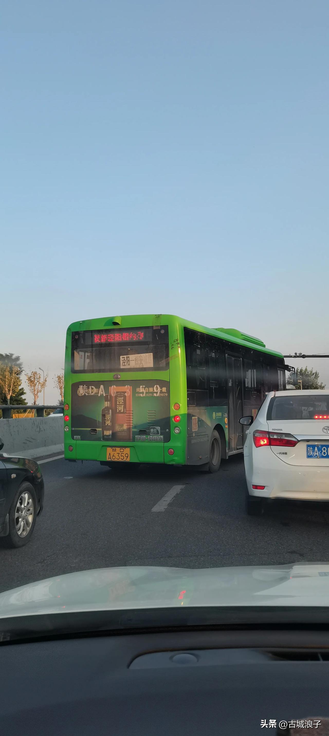 遵守交通规则是大多数交通参与者的共识。
人人遵守交通规则，能够提高交通的通行效率