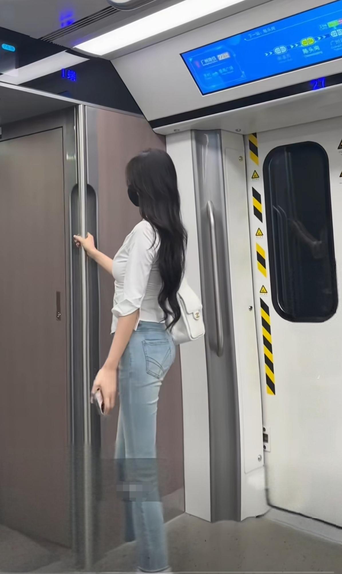 青春就是一件白衬衫加一条牛仔裤，站在地铁里，“哐当哐当”两个小时去看大学城的学生