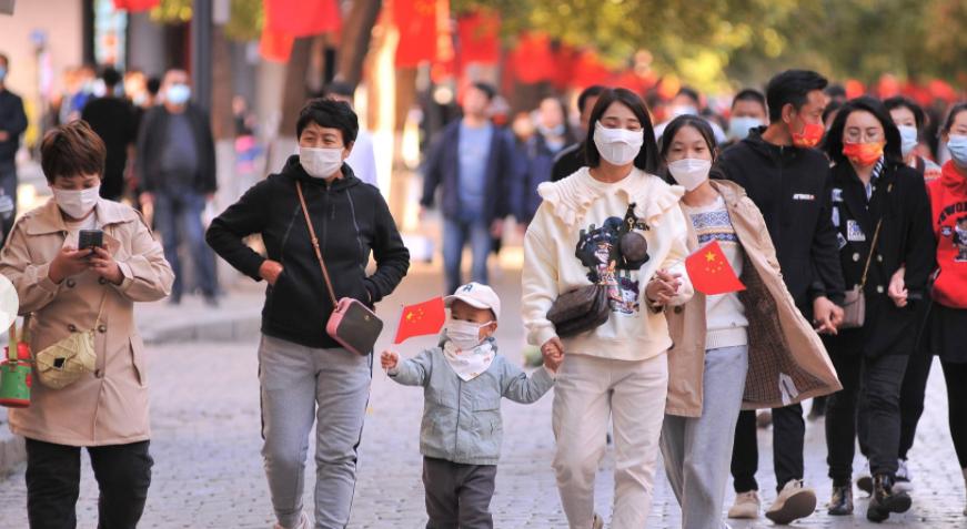 专家说月入3000已经进入中等收入，白岩松反问专家：如果月入3000就算中等收入