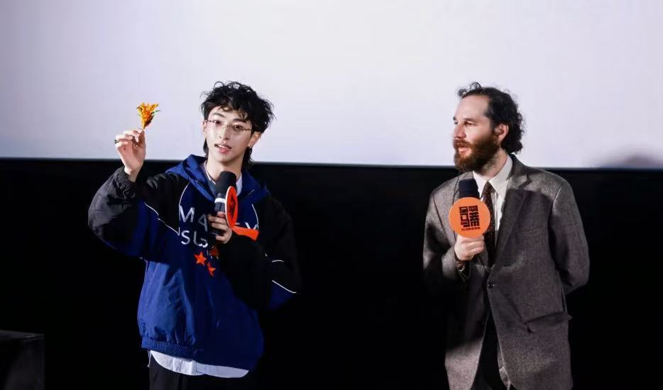 伊能静晒恩利甜茶合照梦幻联动真的很惊喜，恩利主持首秀状态在线，和甜茶同框气场很稳