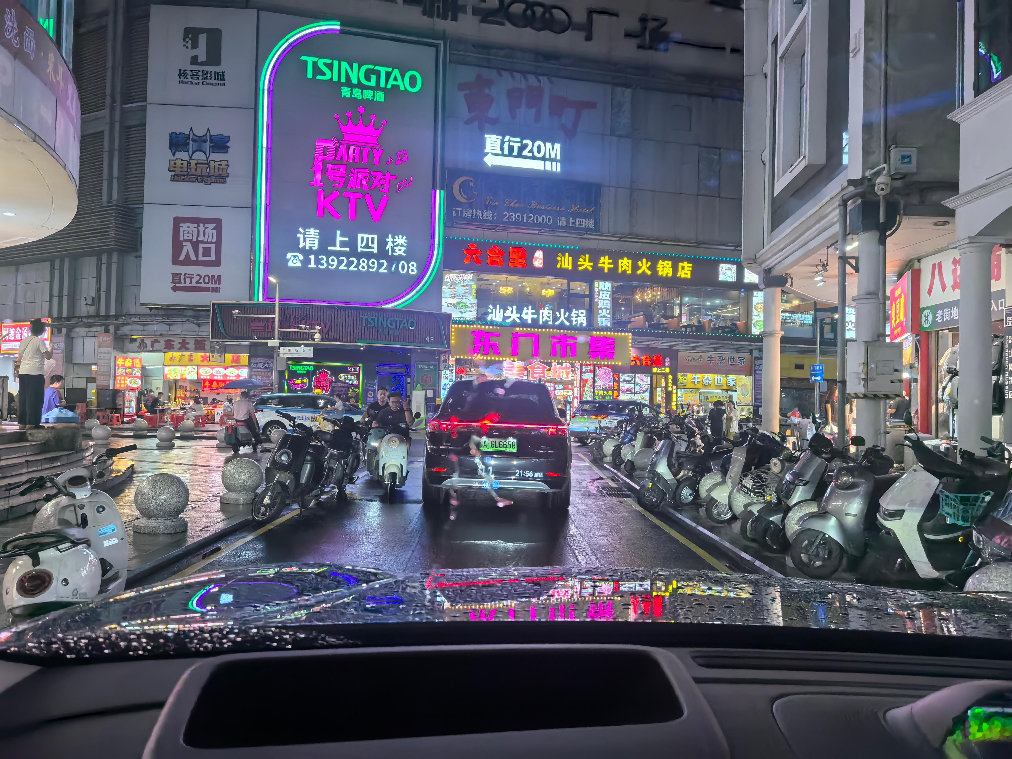今晚下大雨，但也耐不住去试了一下问界m6 智驾表现，挑了深圳当年的繁华地：东门，