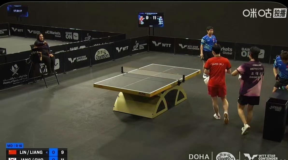 场外是王皓指导[奋斗]！
第一局梁靖崑/林诗栋🇨🇳9-11不敌张禹珍/赵大成