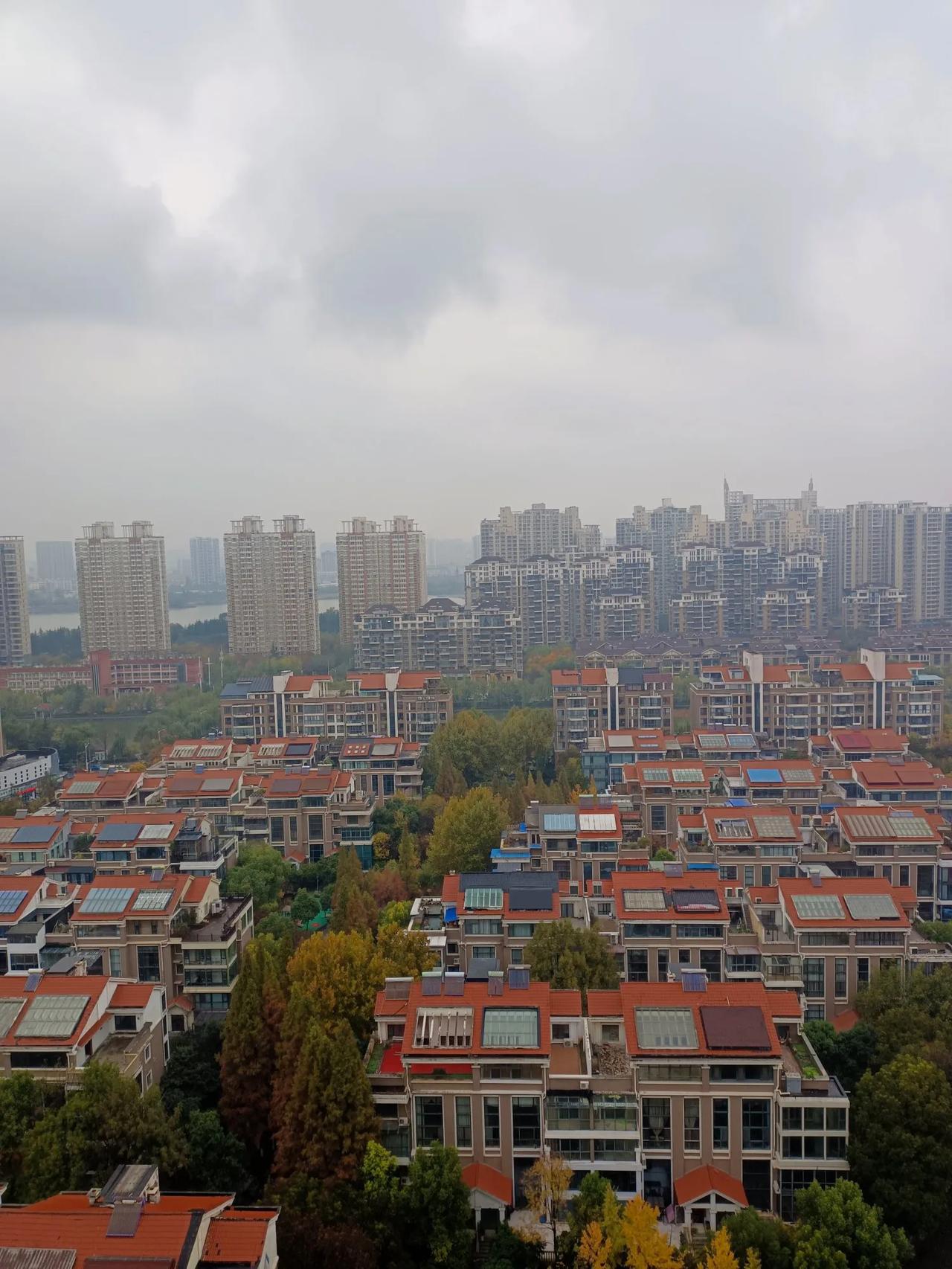 你们的物业费都交了吗？以前从来不知道，有很多人从交工到现在都没有交过物业费，我们
