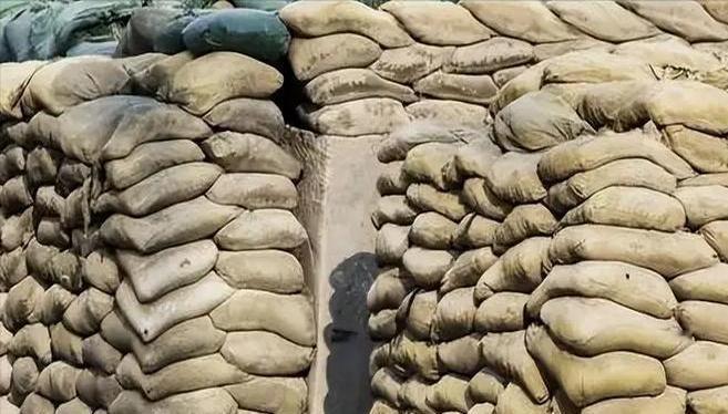 战场上的沙袋用来防子弹，真的有用吗？这个问题在军迷圈里吵了快一百年，有人觉得这玩