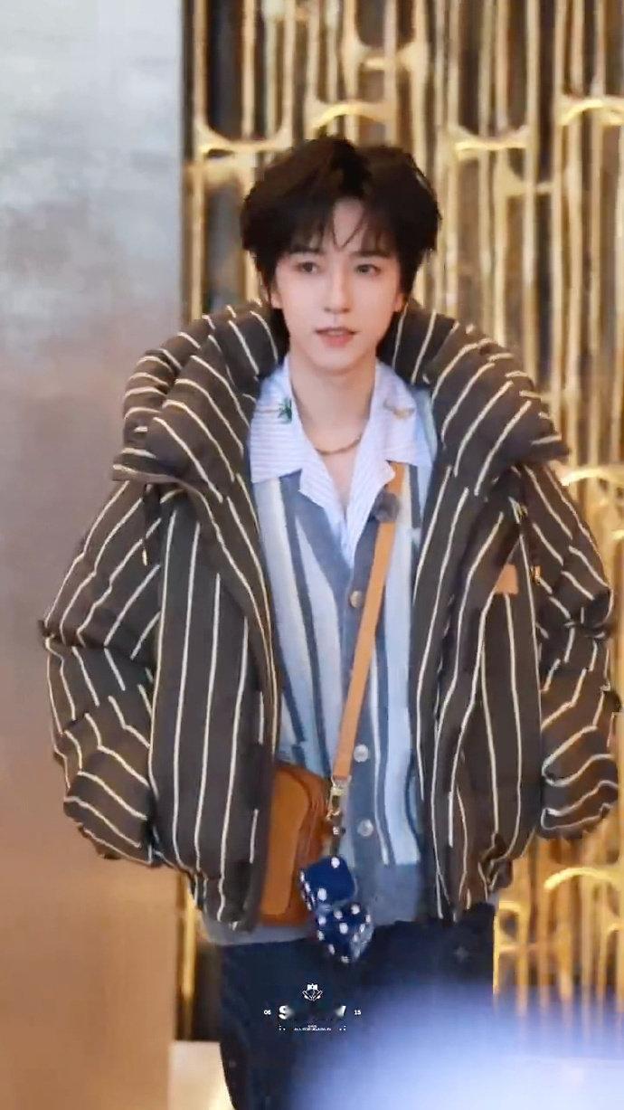 贺峻霖桃花坞上班造型贺峻霖桃花坞上班造型路透 贺峻霖桃花坞上班造型路透 