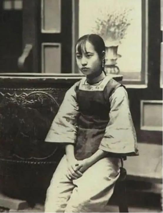 1904年，通房丫李氏，站着侍奉丈夫与正妻长达33年。这日，她正在盛饭。谁知，管