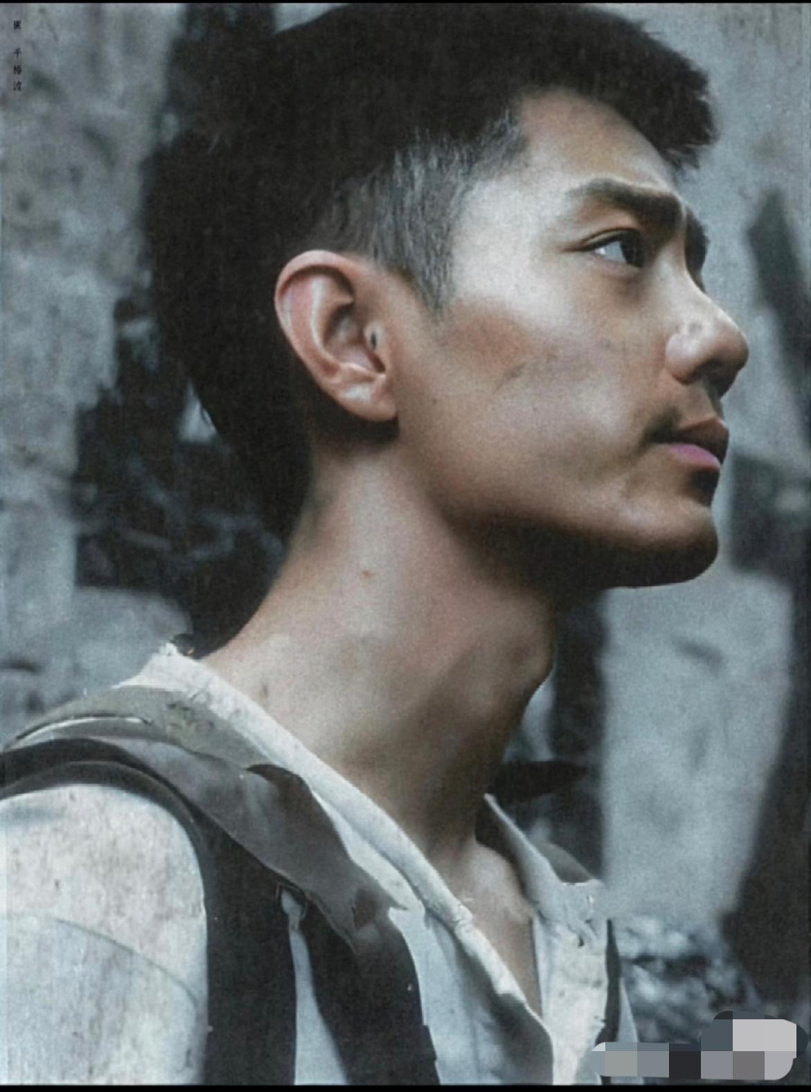 果然颜值高的人，
就算不化妆或者故意化丑了，
也盖不住他原本的帅气，就看莫得闲的