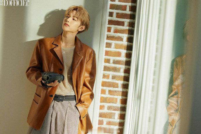 #章昊个人首封# 章昊 登上《时装L'Officiel》二月刊封面，在温暖的阳光