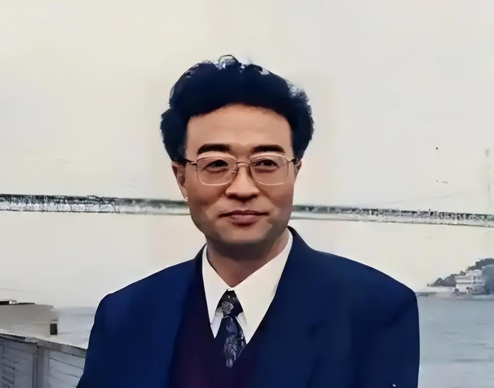 他名叫刘铁骑，是大贪官刘青山的儿子，父亲在1952年被枪毙的时候，刘铁骑才6岁，